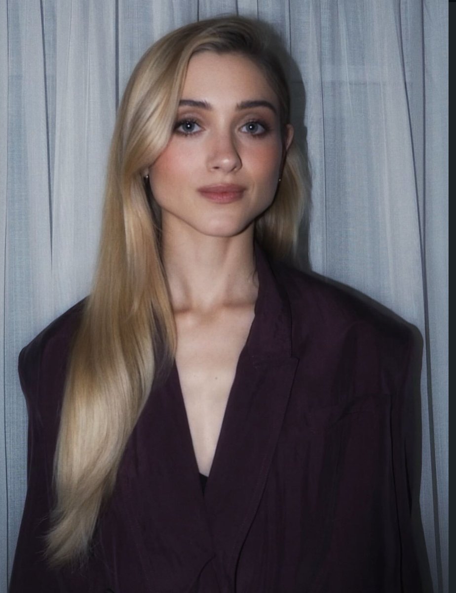 Natalia Dyer's hair and makeup for S5 press in London