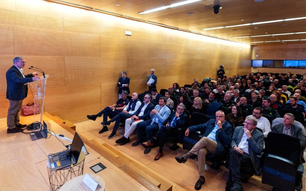 Xornada técnica en Ourense sobre prevención e intervención en incendios forestais -  novasdoeixoatlantico.com/xornada-tecnic… 

Ourense | Luís Menor, presidente da Deputación de Ourense, inaugurou hoxe a Xornada Técnica sobre Prevención e Intervención en Incendios Forestais, organizada pola ...