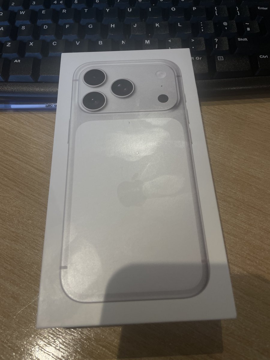 I was walking around at lunchtime and decided to get a new iPhone. I just can’t handle this camera anymore!