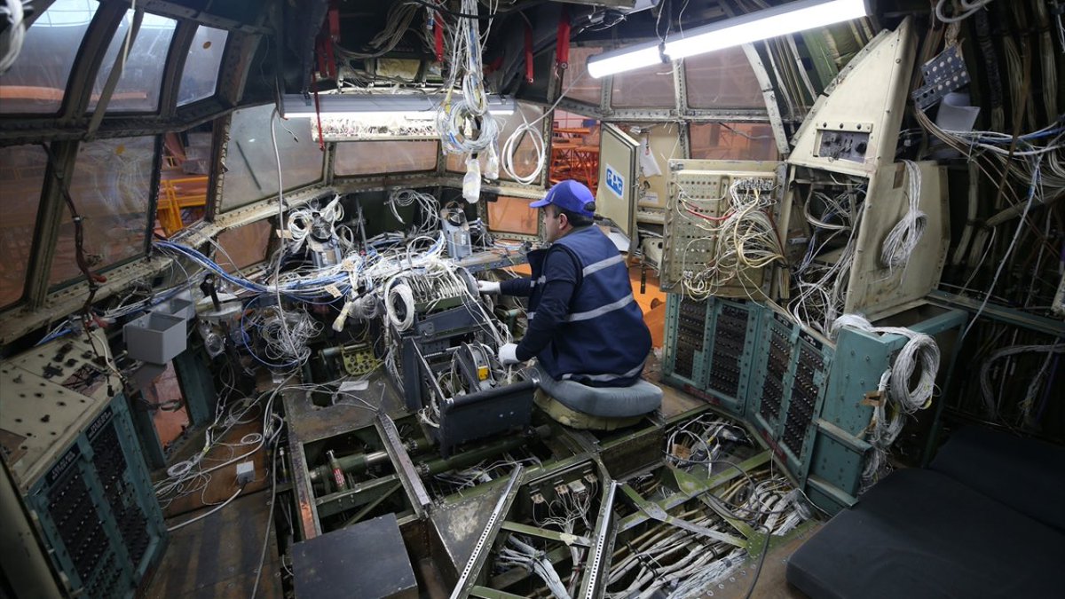 Her Türk C130’u, 6 yılda bir kez fabrika seviyesi bakıma girer. Bu bakım, gerekirse 6 ay ila 1 sene aralığında sürer. 

Bakım faaliyetleri esnasında uçağın mekaniğinden elektroniğe her bir parçası incelenir. Gerekirse her bir vidası sökülür. 

Bu, 20 şehit verdiğimiz uçağımızın