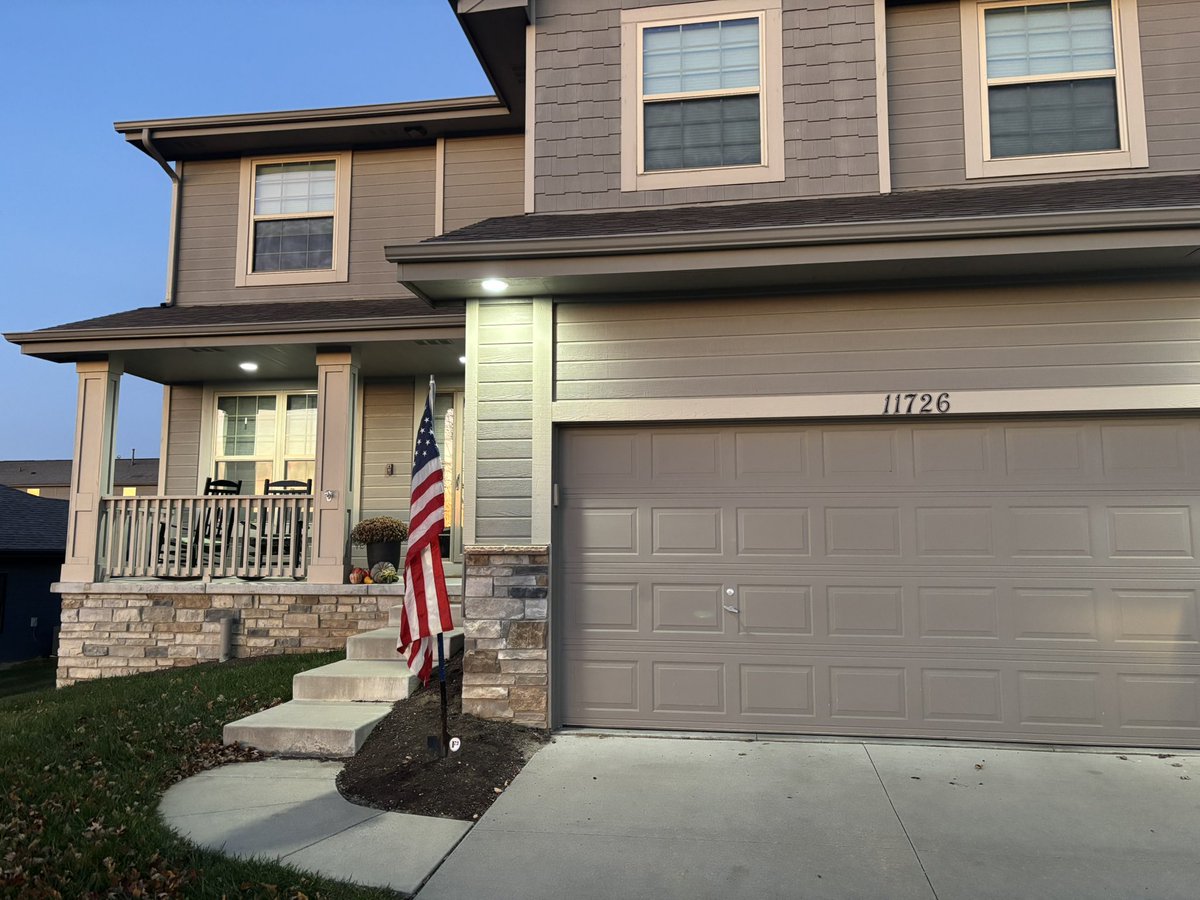 🐫 Hump Day 🐫
Huge thanks to <a href="/Mike32811768355/">Mike Buchanan (F3 Tweety)</a> for passing me the <a href="/f3NugentFlag/">F3Nugent_Flag</a> today at <a href="/F3MountOlympus/">⛰️F3 Mount Olympus⚡️</a>. To be seen as a leader in <a href="/F3Omaha/">F3Omaha</a> and <a href="/F3SarpySwagger/">F3SarpySwagger</a> is very humbling. I hope my actions mirror Chris’ everlasting leadership