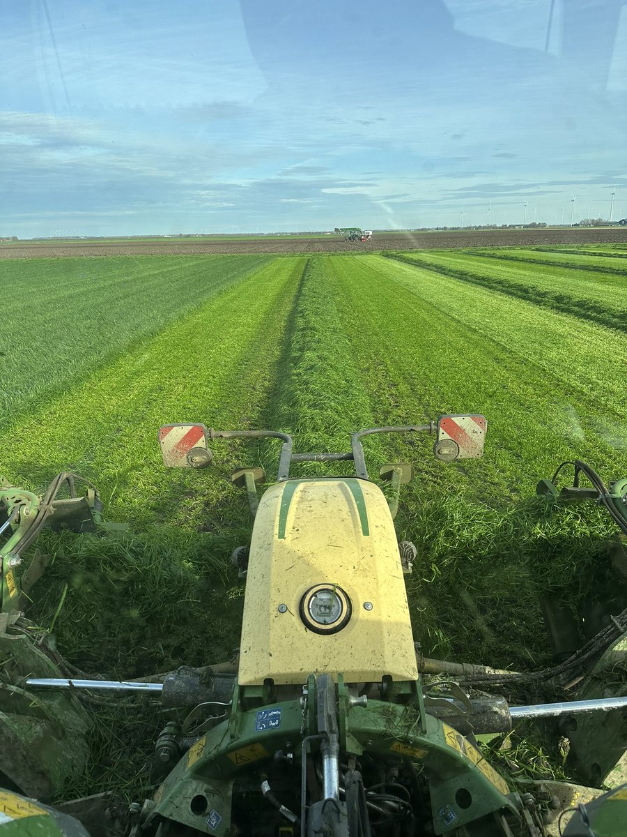 Zou het de laatste keer zijn dit grasseizoen? #maaien #krone #fendt #oogst2025