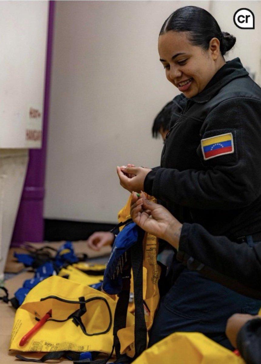 Una suboficial de aviación de Estados Unidos posó con la bandera de 🇻🇪 en su uniforme a bordo del USS Gerald R. Ford. La dama, Alix Marcano tiene sangre venezolana y está apoyando en la misión de liberar a Venezuela del Cartel de los Soles como debe ser. ¡Bravo por esta valiente!