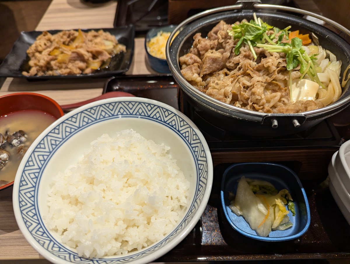 晩御飯😋🍴
吉野家の牛すき鍋膳✨