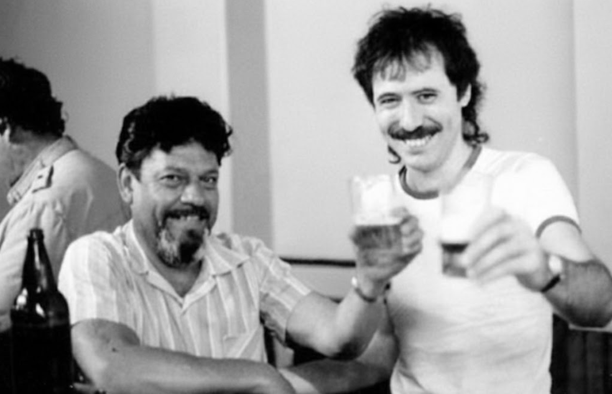 Hoy en Uruguay es Navidad: Jaime Roos cumple 72 años. 

Y además, se cumplen 40 años del día que se grabó su canción más popular: BRINDIS POR PIERROT

Por eso con <a href="/federicaborda/">Federica Bordaberry</a> nos propusimos contar su historia, sus secretos y legado. Hoy en <a href="/ObservadorUY/">El Observador Uruguay</a> te contamos todo eso:🧵