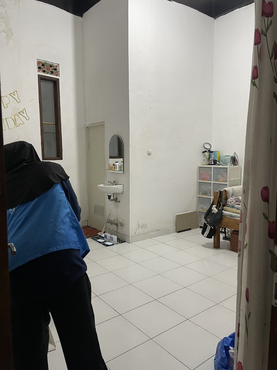 May I Shelps You? tweet media