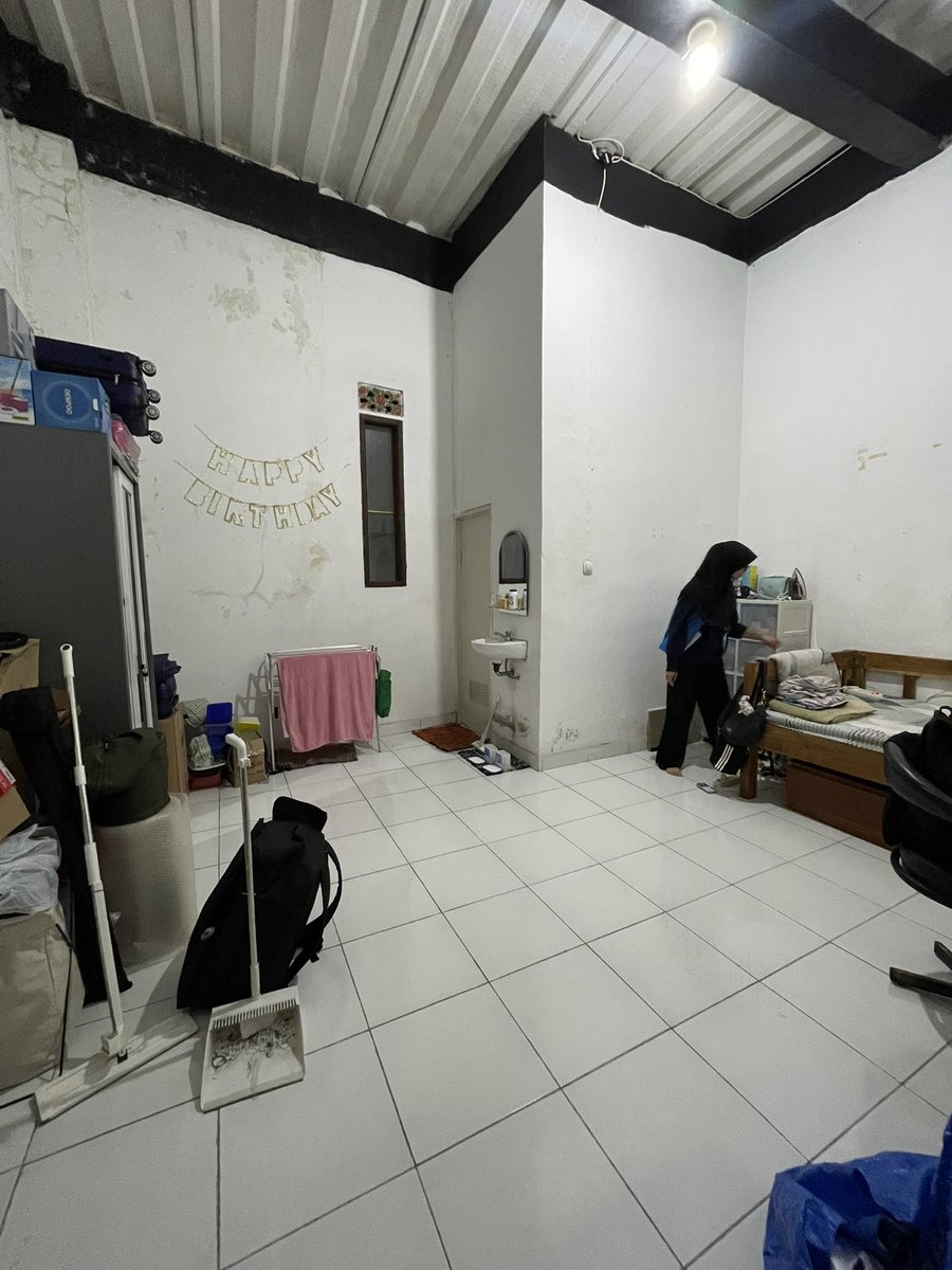 May I Shelps You? tweet media