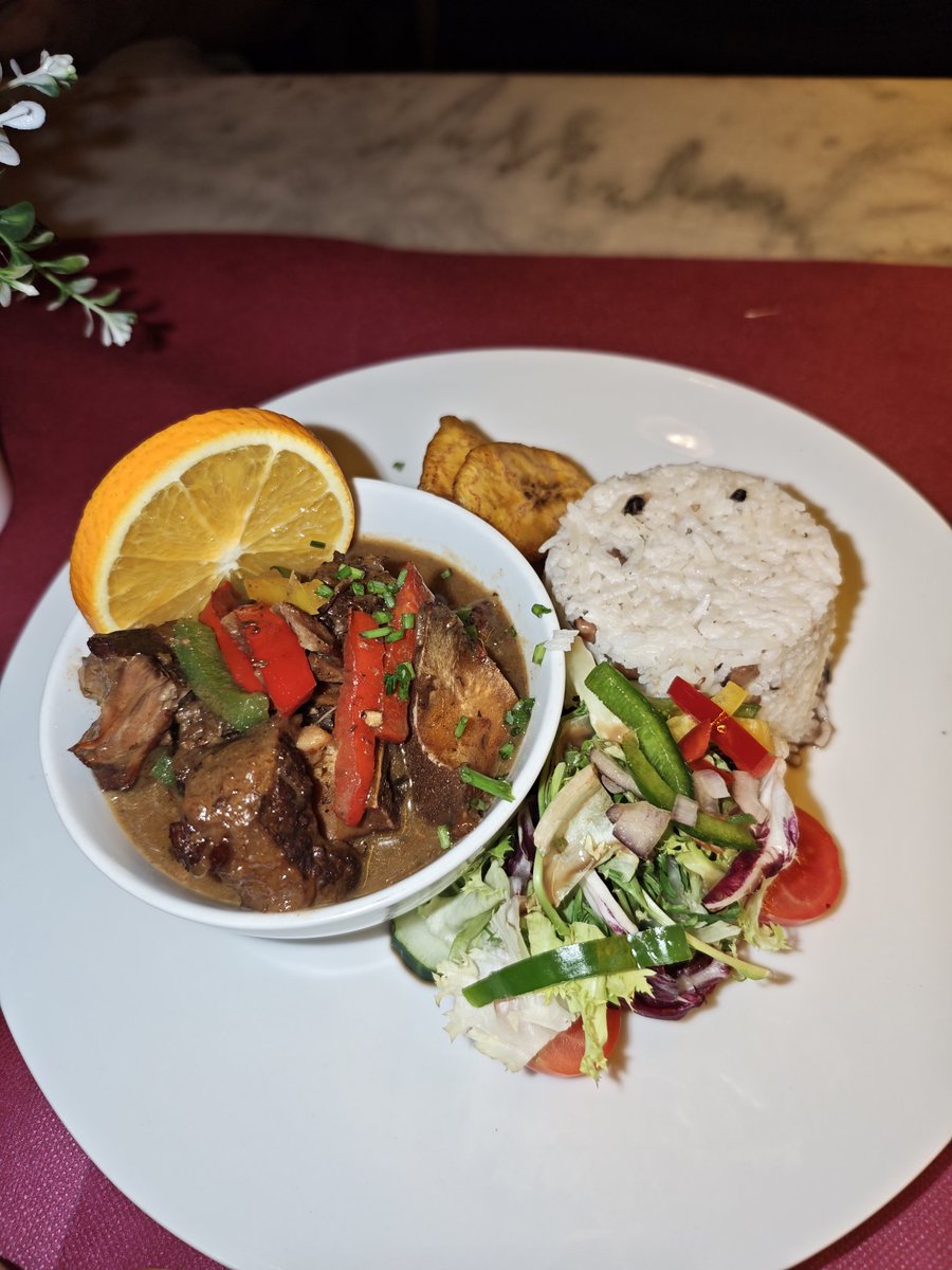 If you've never had Oxtail stew before this is your sign 🤌🇯🇲