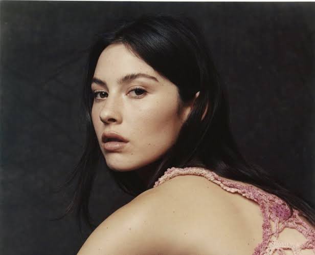 GracieAbramsBR's tweet image. “Não venha me dizer: ‘é melhor seguir em frente’, porque quando o mundo parece pesar demais, sou eu quem aguenta sozinha.”

‘Hard To Sleep’, Gracie Abrams.