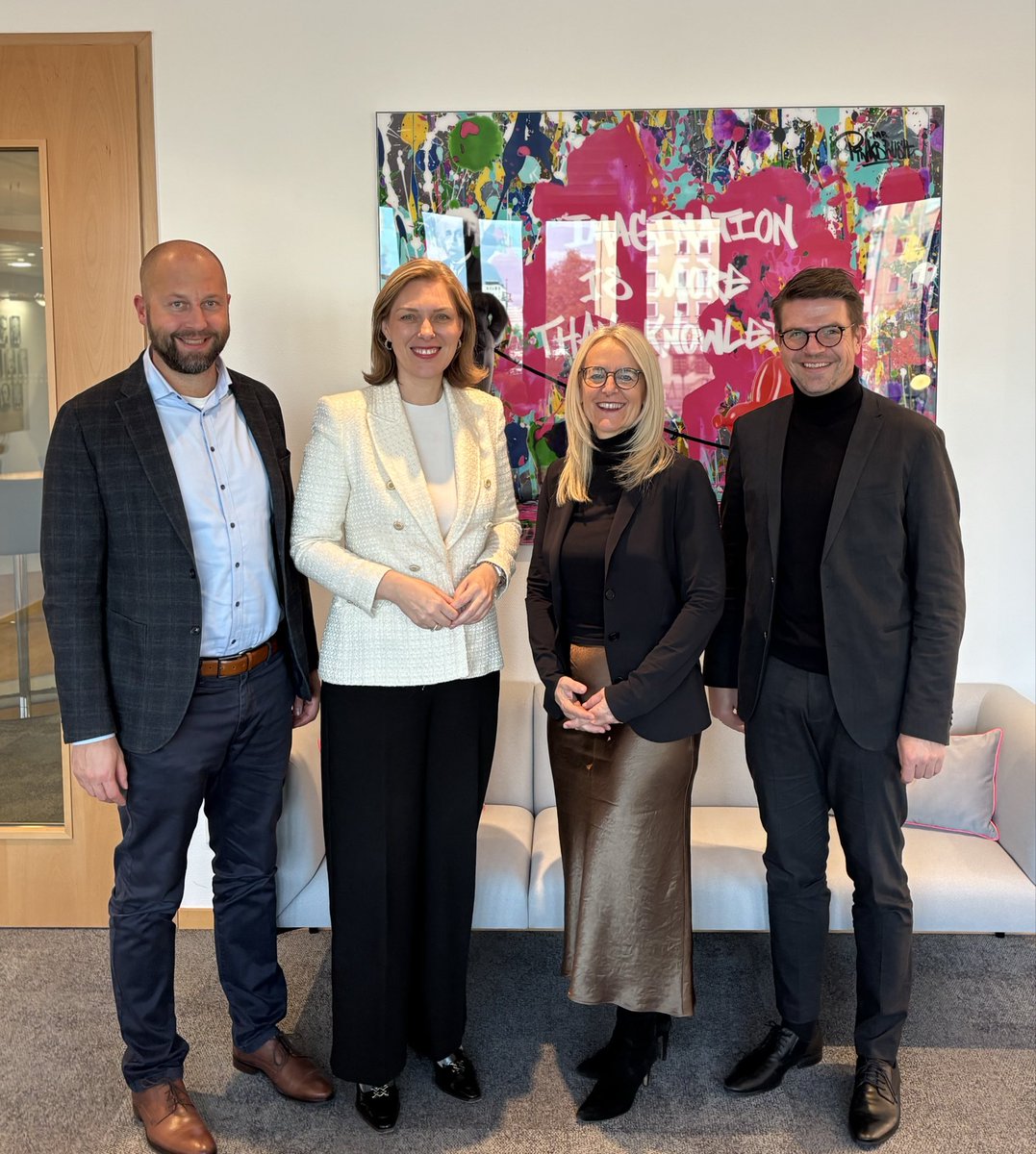 SaschaGenders's tweet photo. Austausch in der #DIHK mit Hauptgeschäftsführerin Helena Melnikov - wie immer #wertvoll 💪. @DIHK_News @IHK_Mainfranken https://t.co/ng0onwMbYf