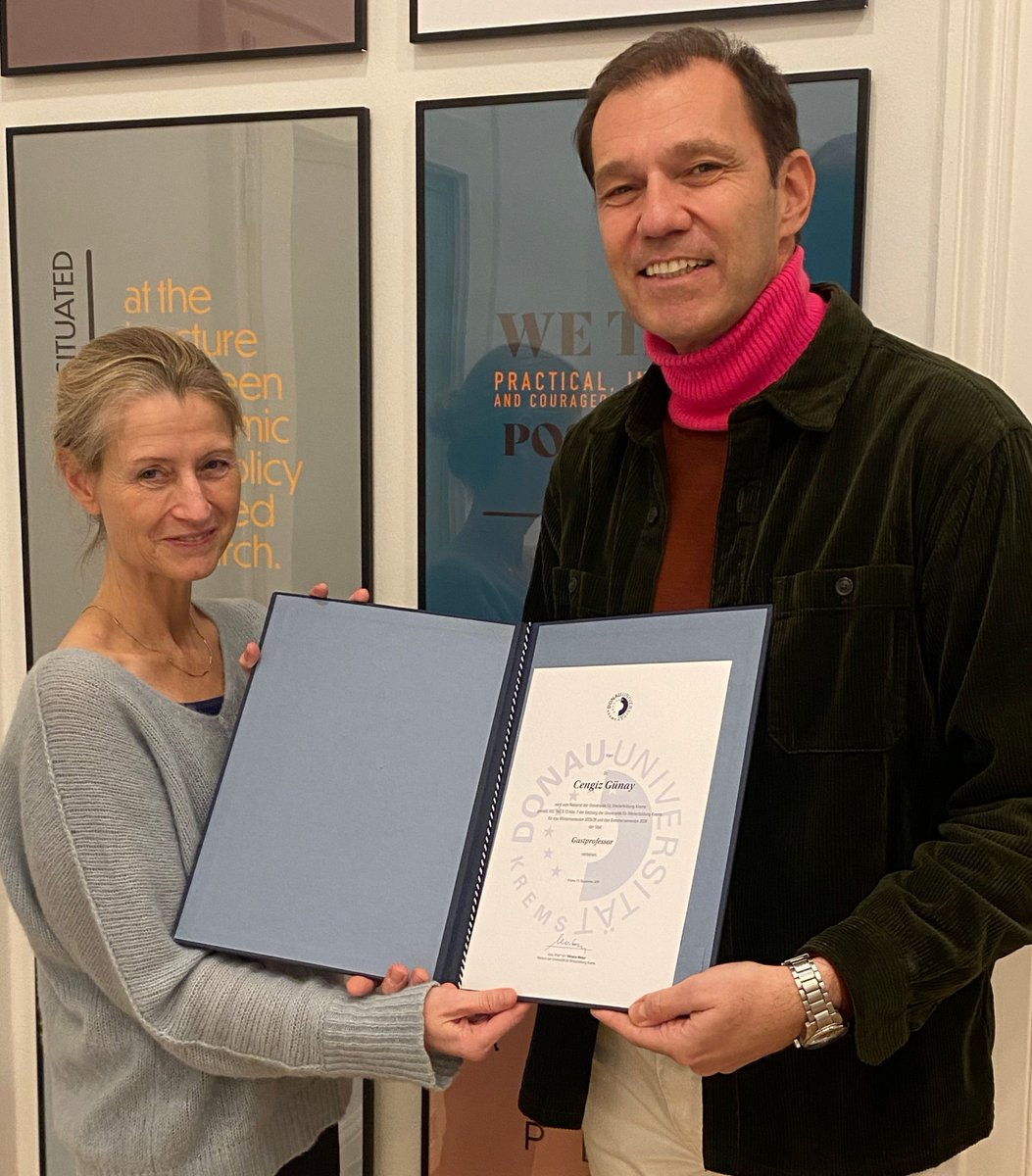 🎓 Wir gratulieren unserem Direktor Cengiz Günay <a href="/cengizkhan/">Cengiz Günay</a> herzlich zur Ernennung zum Gastprofessor an der <a href="/unikrems/">Universität für Weiterbildung Krems</a> ! 👏 
Die Auszeichnung unterstreicht seine wissenschaftliche Arbeit und unsere langjährige, erfolgreiche Kooperation mit der UWK!