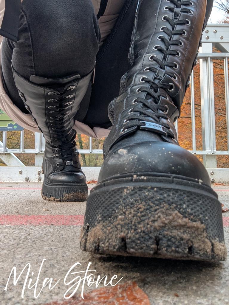 Wie deine Hände und deine Knie wohl aussehen werden, wenn wir eine Runde durch den Wald spazieren gehen!? Ich mit meinen Stiefeln voraus und du kriechend, auf allen Vieren, hinterher. 🐶