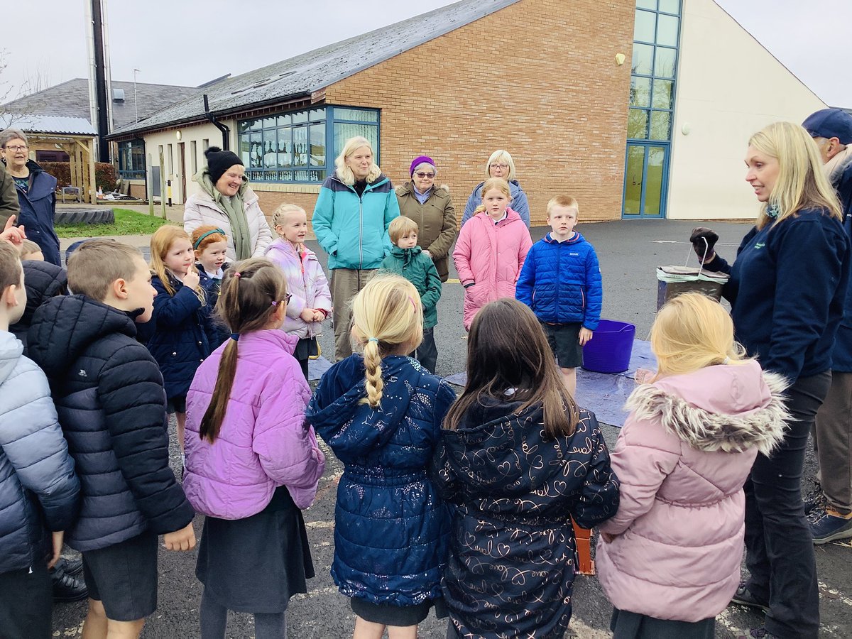P3 enjoyed a wonderful morning making memories with grandparents during our Intergenerational Bulb Planting event planned by the Eco Committee. 

A big thank you to Victoria from the Council for sharing her knowledge and experience with us all!