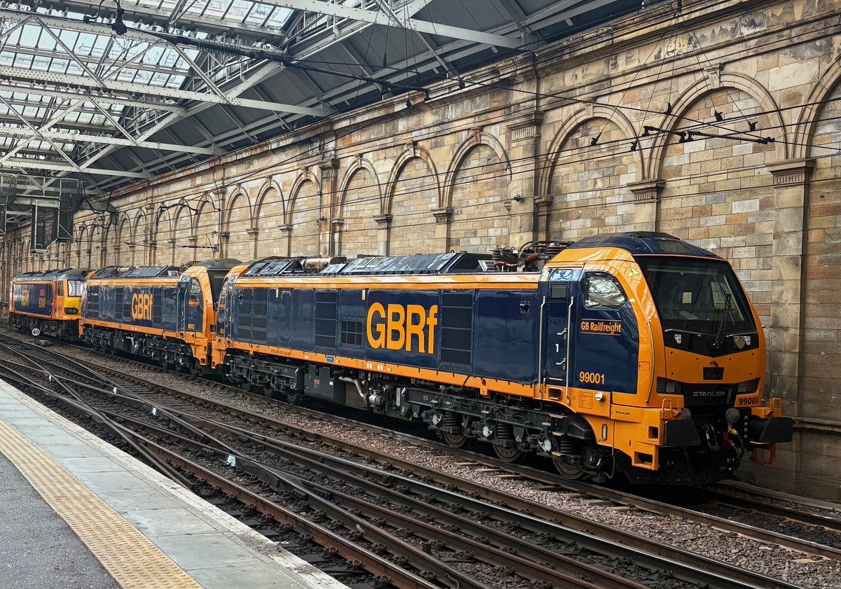 Barberstig's tweet image. Some shiny class 99 parking at Edinburgh. 

Beautiful looking new pieces of kit. 

#class99 #GBRF #Freight #Trains