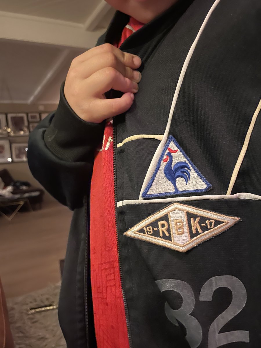 Anker (5) er klar for fotballtrening i retro-jakke!