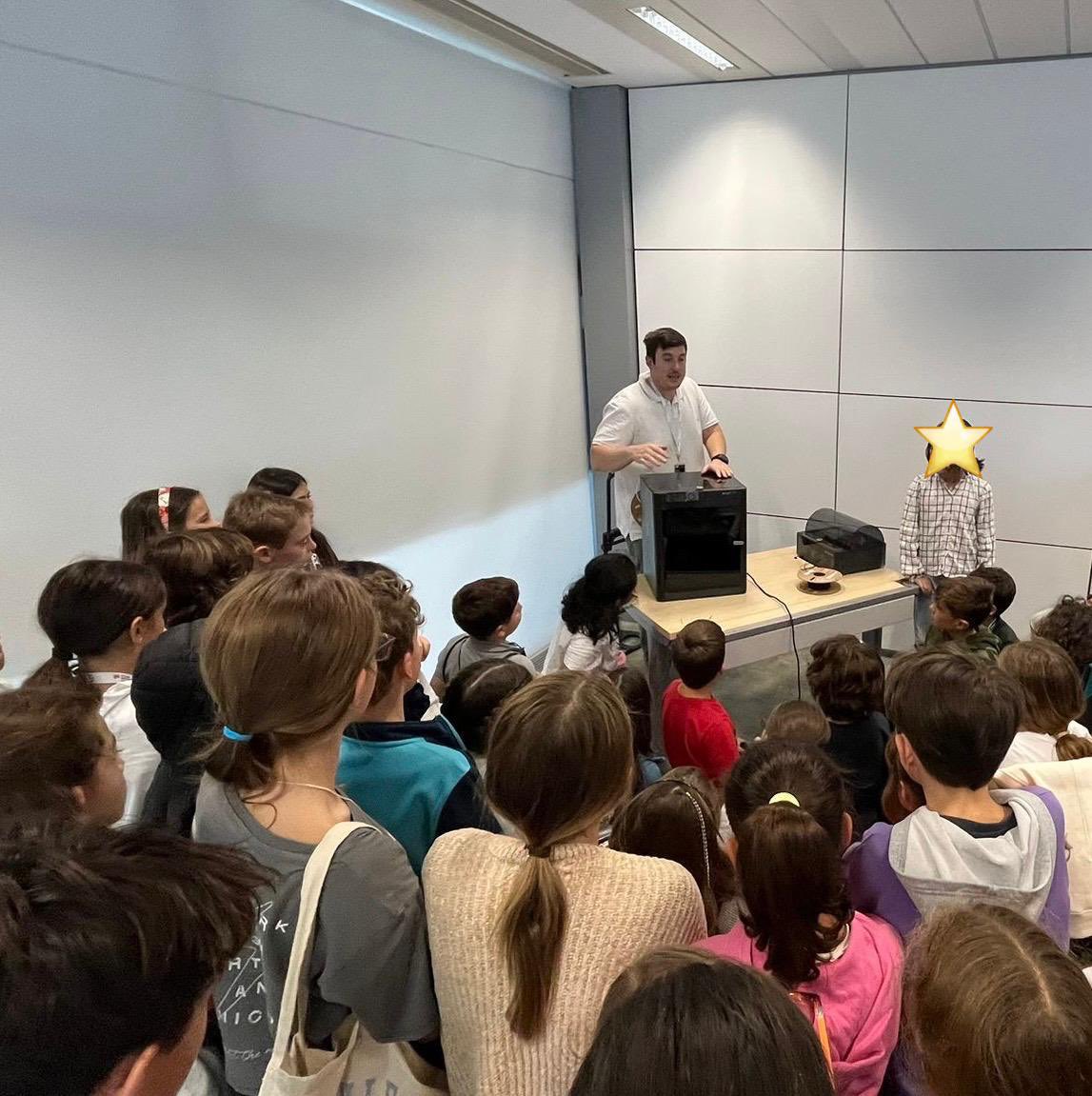 GeneracionCode's tweet image. El sábado los participantes de Ellas Hablan Código estuvieron en modo maker ON.
Borja, uno de nuestros formadores  lideró un taller de impresión 3D donde los participantes diseñaron en TinkerCAD y salieron con prototipos y mil ideas. ¡Gracias por tanta energía!