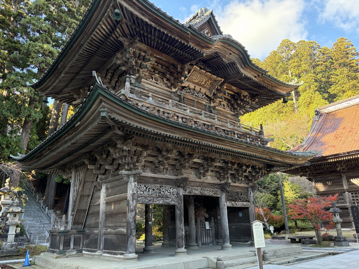 1000bero's tweet photo. 山形県２日目（最終日）は庄内地方まで出掛け、羽黒山の五重塔を見たことで国宝五重塔をコンプしました。酒田の山居倉庫、偶然通り道で見掛けた鶴岡の善寶寺と門前の鉄道遺産も見ることができました。 https://t.co/yyGojWViKI