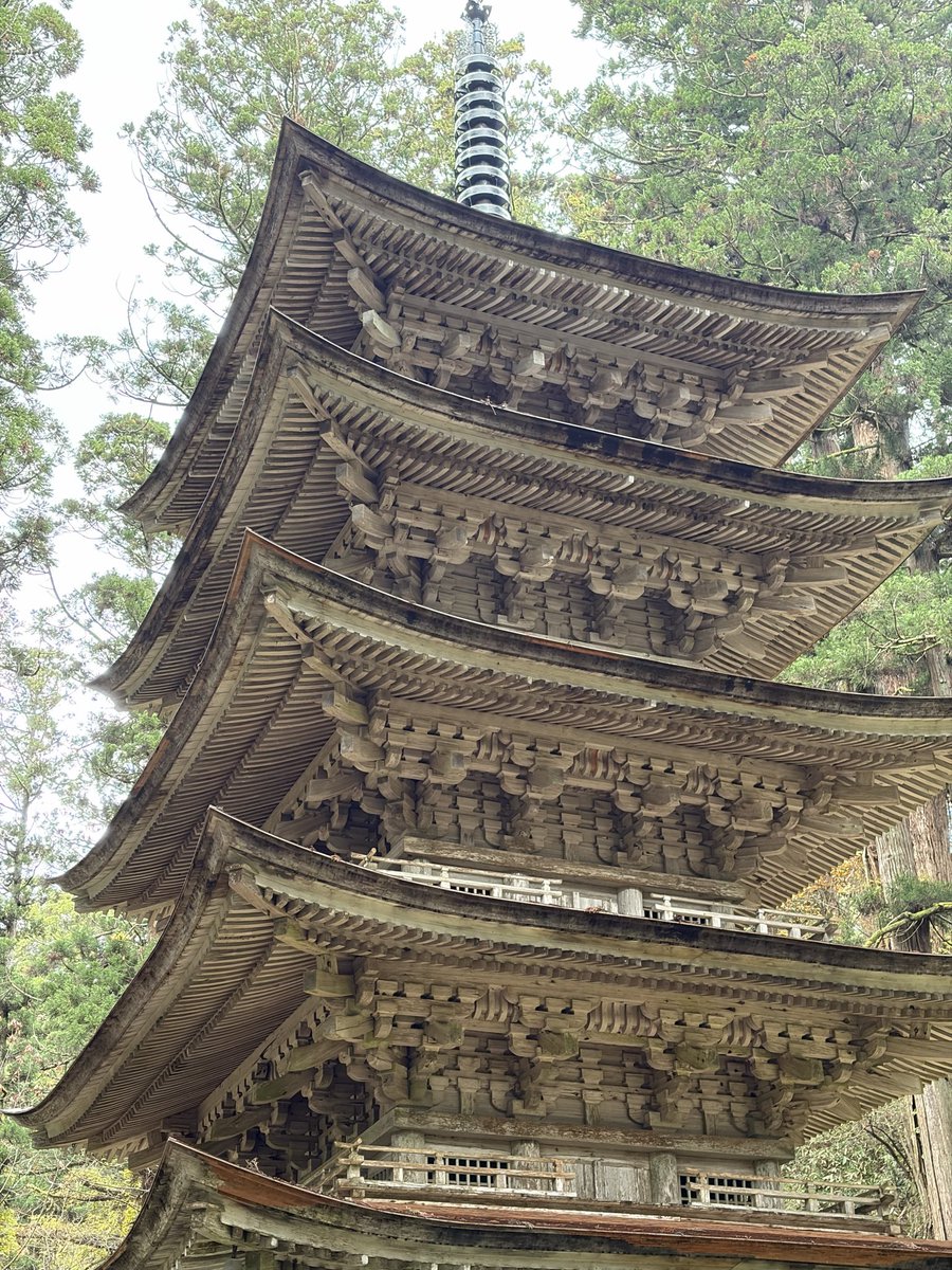 1000bero's tweet photo. 山形県２日目（最終日）は庄内地方まで出掛け、羽黒山の五重塔を見たことで国宝五重塔をコンプしました。酒田の山居倉庫、偶然通り道で見掛けた鶴岡の善寶寺と門前の鉄道遺産も見ることができました。 https://t.co/yyGojWViKI