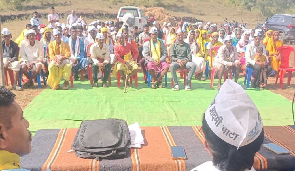 JSTomarAAP's tweet image. आम आदमी पार्टी द्वारा जारी मध्य प्रदेश जोड़ो अभियान के तहत वरिष्ठ पार्टी नेता राजेश कुमार वर्मा द्वारा मंडला जिले के घुघरी ब्लॉक में की गई जनसभा। 
गत दिनों शुरू हुए मध्य प्रदेश जोड़ो अभियान के तहत आयोजित सभाओं की श्रृंखला में ये थी प्रदेश में छियालीसवीं जनसभा। @ArvindKejriwal…