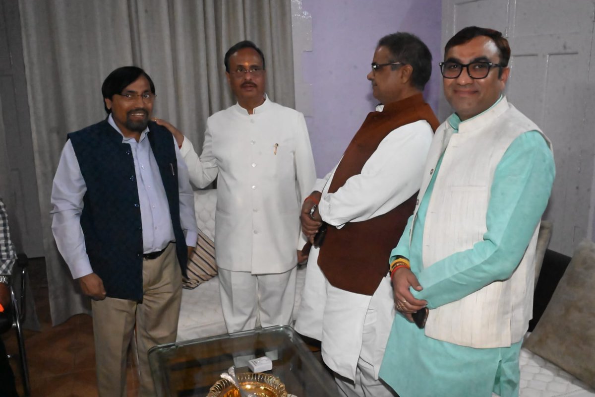 drdineshbjp's tweet image. लखनऊ स्थित आवास पर पधारे मा. विधायक श्री @manishrawatmla जी, मा. सदस्य विधान परिषद श्री #बाबूलाल_तिवारी जी, माo विधायक श्री #नन्दकिशोर_तिवारी जी पूर्व मा. विधायक श्री #सतीश_गौतम जी, हास्य कवि श्री @sarveshasthana जी, पूर्व जिला अध्यक्ष श्री लल्लन मिश्रा जी, राष्ट्रीय शैक्षिक संघ…