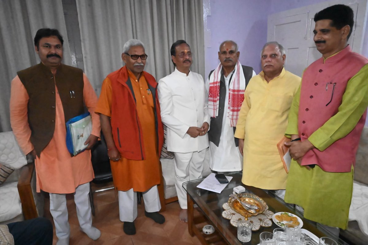 drdineshbjp's tweet image. लखनऊ स्थित आवास पर पधारे मा. विधायक श्री @manishrawatmla जी, मा. सदस्य विधान परिषद श्री #बाबूलाल_तिवारी जी, माo विधायक श्री #नन्दकिशोर_तिवारी जी पूर्व मा. विधायक श्री #सतीश_गौतम जी, हास्य कवि श्री @sarveshasthana जी, पूर्व जिला अध्यक्ष श्री लल्लन मिश्रा जी, राष्ट्रीय शैक्षिक संघ…