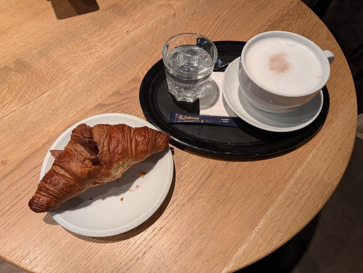 masato_mokuzawa's tweet photo. 11/12 朝。 ウィーン中央駅構内の「Heberer」さんにて朝食。クロワッサンとホットチョコレート。クロワッサンは焼き立てのサクサクで美味。
#heberer #クロワッサン #ウィーン #オーストリア https://t.co/2vEc7pSedu
