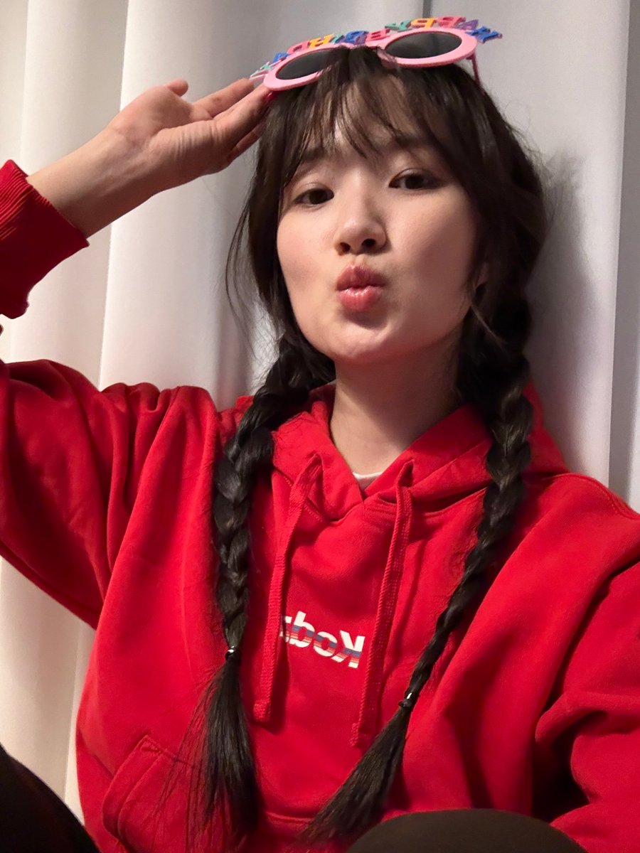 tiffannyPark's tweet photo. Hyeyoon Fromm update : 

- I'm so sorry for coming so late ㅠㅠㅠㅠ
- I..!!!! had a super happy birthday
- It's my birthday week (?)
- I had dinner with my mom and dad and even had a small party (?) with my friends
- 📷
- Sudden photo dump (?)
- Surprisingly, I didn’t drink a single drop of alcohol...ㅎ