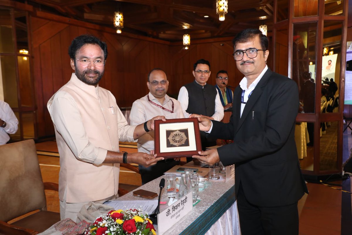 कोयला मंत्रालय की हिंदी सलाहकार समिति की बैठक के दौरान राजभाषा के प्रति ‘निष्ठा की प्रतिष्ठा’ हेतु माननीय कोयला एवं खान मंत्री जी द्वारा कंपनी प्रमुखों एवं राजभाषा अधिकारियों को पुरस्कार प्रदान किए गए।

#ministryofcoal