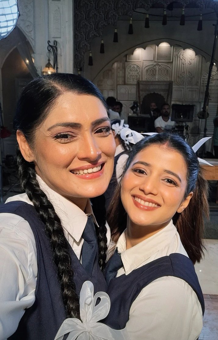 TeamSamridhiiFC's tweet image. Our cutest Sam looking absolutely adorable in this capture with Preeti ma’am 🥹♥️✨

•| #SamridhiiShukla #AbhiraSharma #yrkkh #SamridhiiBirthdayMonth |•
