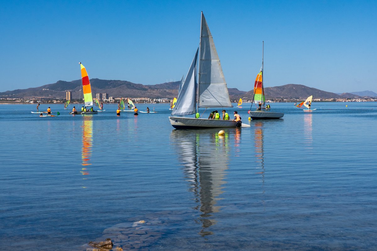 Navegar por el Mar Menor es sentir la calma, el sol y el paisaje más mediterráneo.
Un paraíso para iniciarse en la vela o perfeccionar la técnica rodeado de aguas tranquilas y transparentes.
Ideal para vivir Cartagena desde el mar.
