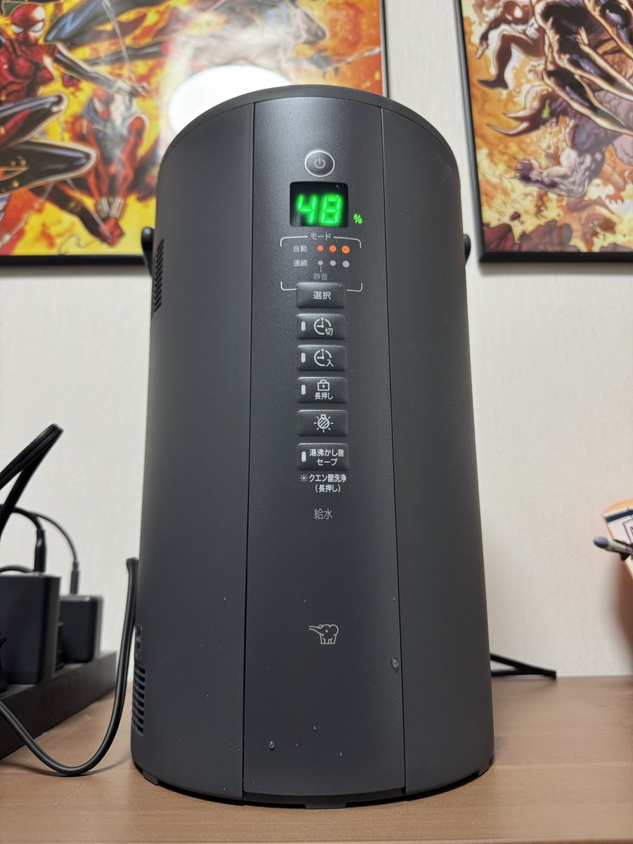 めちゃくちゃ座った姿が、ヤバすぎ、ずっと大事にしてたピエロと新品加湿器の2つ 寝室用に加湿機買ったんだがちょっとデカ過ぎたかも