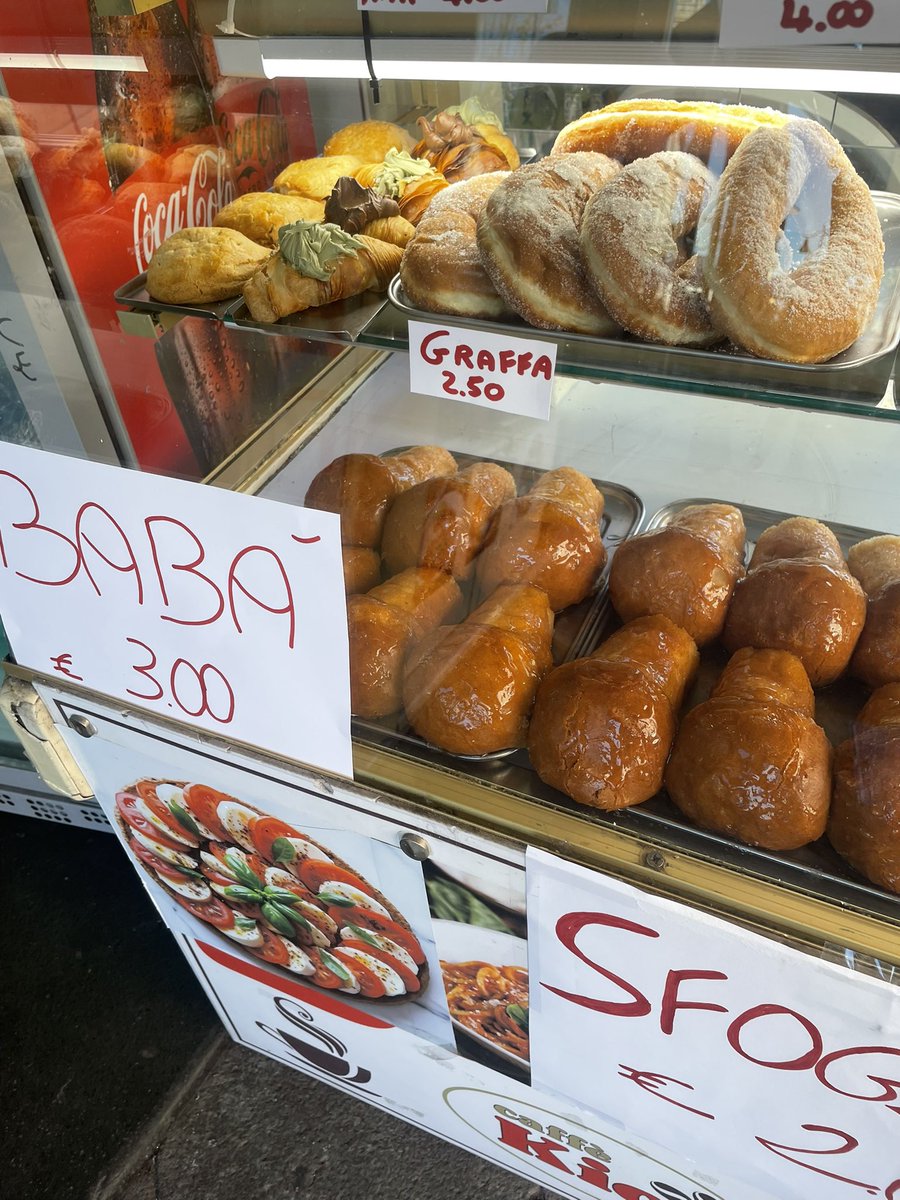 Después de comer Pepepe ha ido a devolver al señor el dinero. Es un Bar, el Bar Sport, en vía Roma. Tienen Babás gigantes y otros dulces, pizza,  helados. Las loterías.. y un corazón gigante. Si vais a Pompeya yo creo que deberías pasar por ahí. Me han salvado la vida! ♥️♥️♥️♥️