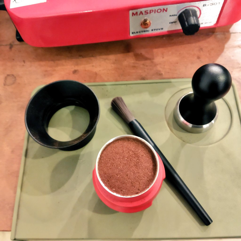 hari ini berkreasi lagi pas lunch break WFH brewing pakai <a href="/flairespresso/">Flair Espresso</a> Classic, manual grinding masih setia dengan <a href="/timemorecoffee/">Timemore Coffee</a> Chestnut C3 Nano, dan tentunya pakai Es Kopi Susu Blend-nya Makmur Jaya.