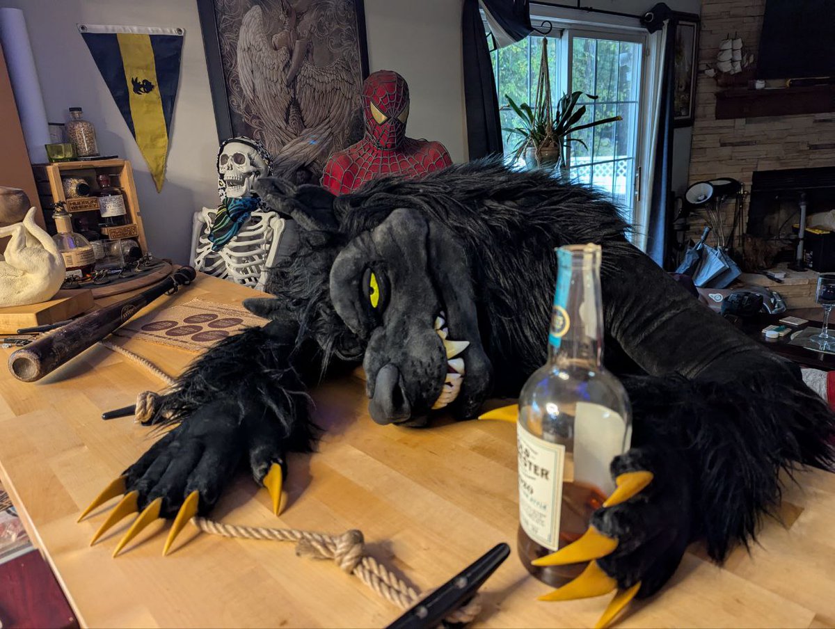 Mom the werewolfs drunk again!
#WerewolfWednesday