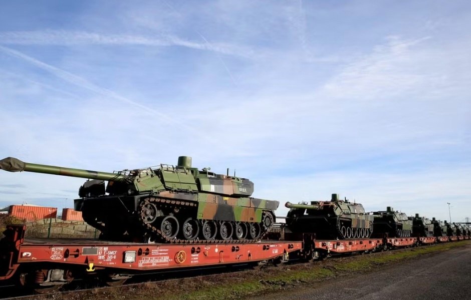 BREAKING: French police have launched an urgent investigation after a drone flew over a convoy of Leclerc tanks and the Mulhouse police station officers tried to track the device near Gare du Nord, where the tanks were parked. The drone remains unidentified.