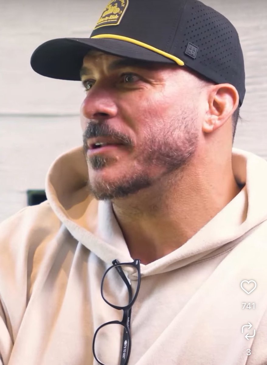 LizTVLiz1's tweet image. #TheValley #PumpRules 

To be honest, 
I don’t think anyone has seen the photo before and I think Jax would be surprised seeing the tattoos on his neck for the first time.