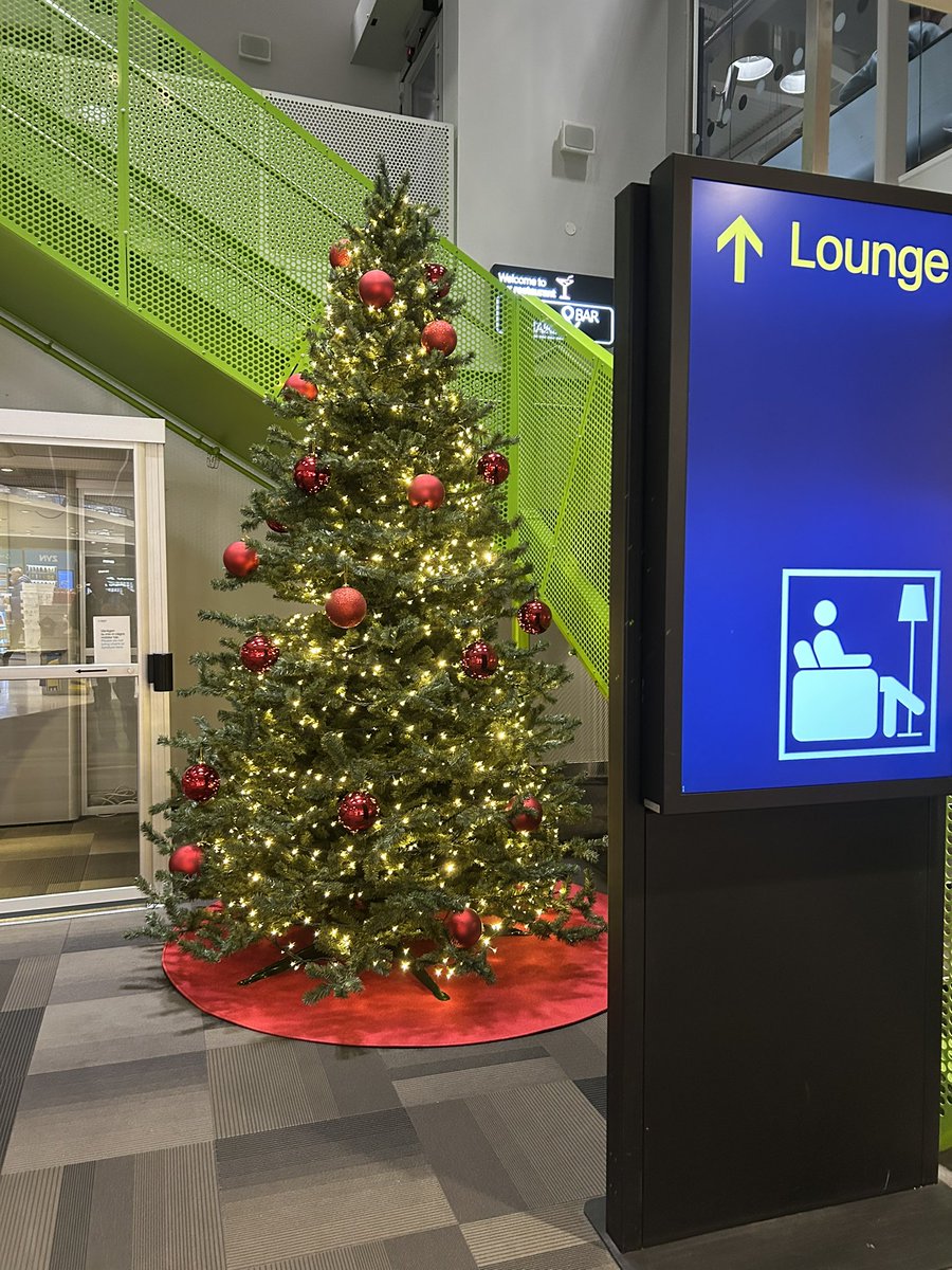 NickKeep_NKA's tweet image. Heading home, Christmas has arrived in Sweden. Looking forward to a smooth flight. Time for a shandy and relax.
#WednesdayVibes 
#ConferenceHost 
#Sweden