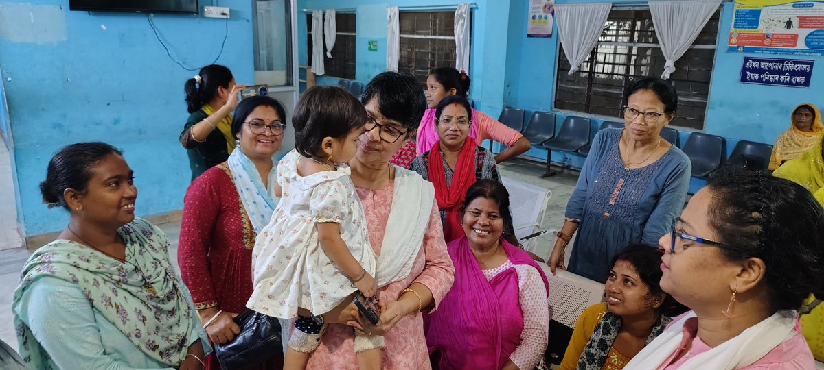borthakur_mira's tweet photo. এয়া ধীৰেনপাৰা স্বাস্থ‍্য কেন্দ্ৰৰ দৃশ‍্য , মহিলা সকলক স্বাস্থ‍্য পৰীক্ষা কৰিব আনিছে পুলিছে বাচত ভৰাই । শিলসাঁকোৰ উচ্ছেদিত মহিলাই নিজৰ প্ৰাপ‍্যৰ বাবে গনতান্ত্ৰিক ভাবে প্ৰতিবাদ কৰি এই ৰাতি থানাই থানাই ঘুৰি ফুৰিব লগা হৈছে ! এয়াই সবকা সাথ সৱকা বিকাশৰ চৰকাৰ । 
#JusticeForZubeenGarg https://t.co/3maX9GXpAW