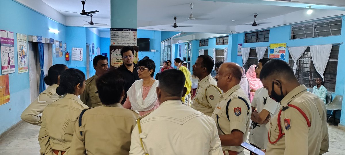borthakur_mira's tweet photo. এয়া ধীৰেনপাৰা স্বাস্থ‍্য কেন্দ্ৰৰ দৃশ‍্য , মহিলা সকলক স্বাস্থ‍্য পৰীক্ষা কৰিব আনিছে পুলিছে বাচত ভৰাই । শিলসাঁকোৰ উচ্ছেদিত মহিলাই নিজৰ প্ৰাপ‍্যৰ বাবে গনতান্ত্ৰিক ভাবে প্ৰতিবাদ কৰি এই ৰাতি থানাই থানাই ঘুৰি ফুৰিব লগা হৈছে ! এয়াই সবকা সাথ সৱকা বিকাশৰ চৰকাৰ । 
#JusticeForZubeenGarg https://t.co/3maX9GXpAW