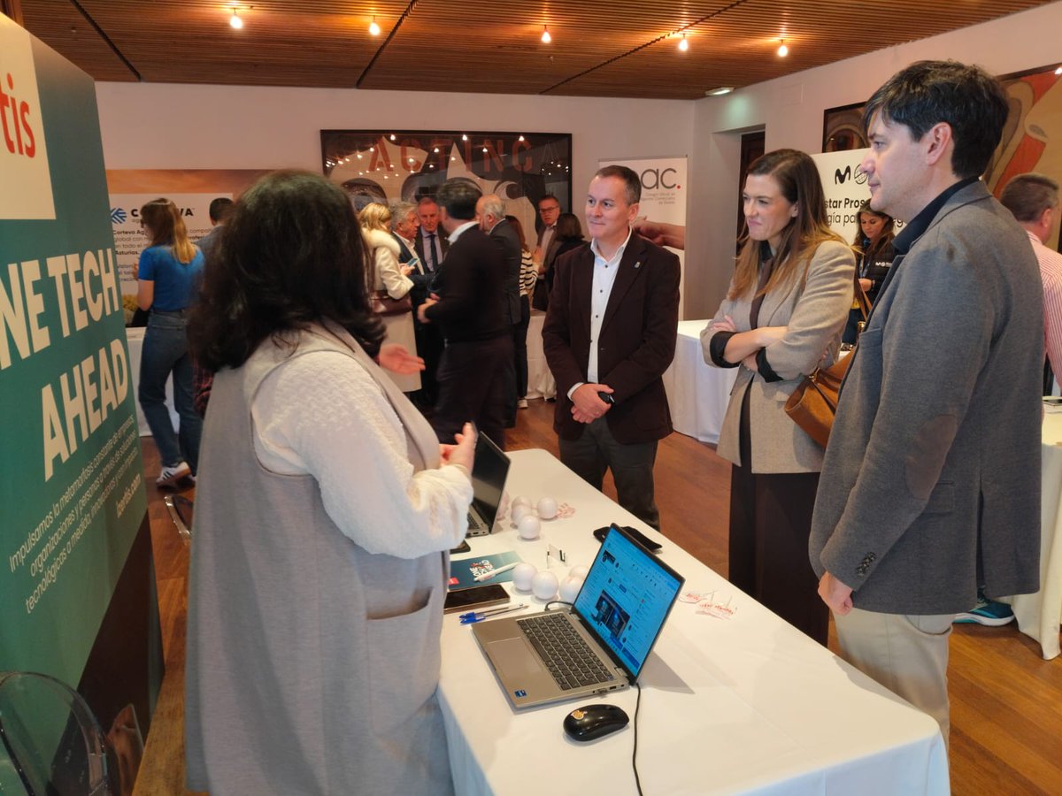 Educastur's tweet photo. 📍 El DG de Formación Profesional, Ángel Balea, ha asistido a la I Feria de Empleo 45+, destinada a facilitar la incorporación de talento sénior al mercado laboral

La feria, organizada por @CamaraOviedo con el apoyo de @empleo_SEPEPA, ha reunido más de 40 empresas y 600 visitas https://t.co/GJYDOechmB