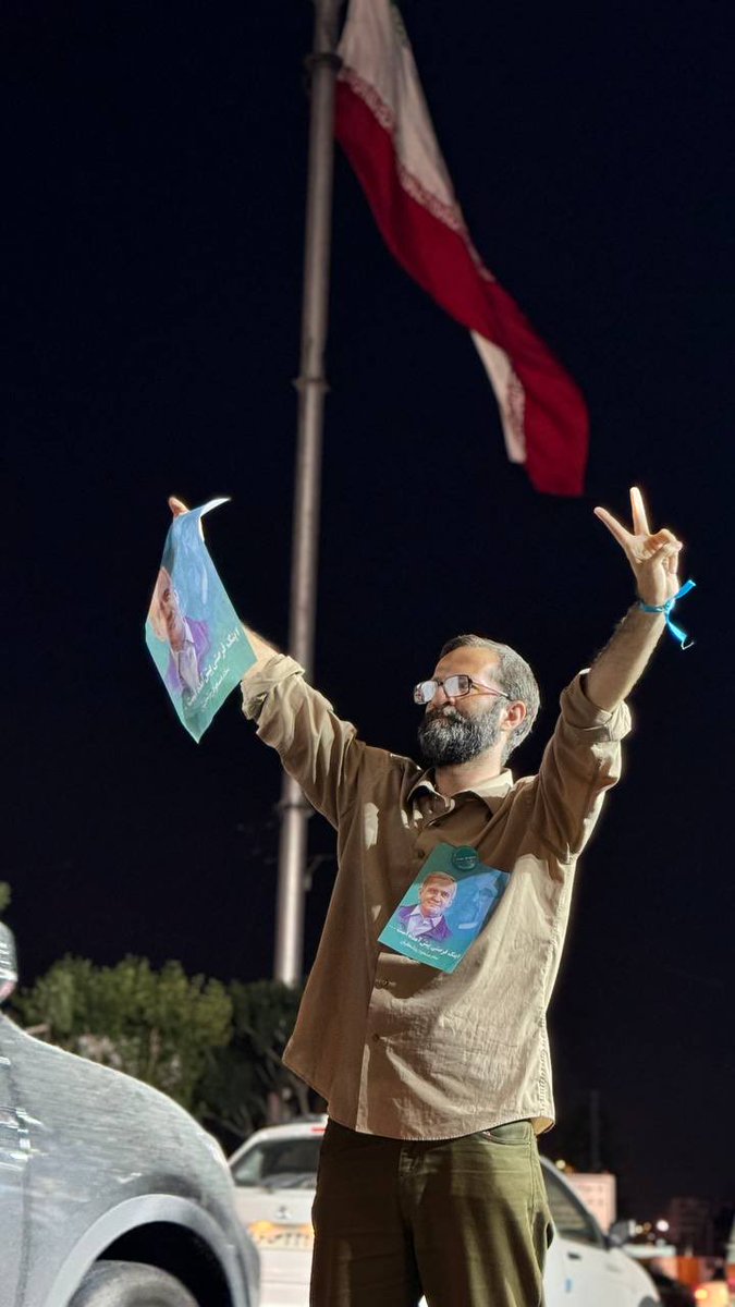 amirmoghadam_ir's tweet image. خدایش از تقصیراتش بگذرد!
دو سه بار نشست رشته توییت نوشت که جمهوری اسلامی فساد سیستماتیک ندارد! این همه امار فساد و دزدی که ما منتشر میکنیم دروغ است!

این کمونیست اسرائیل‌ستیز، پزشکیان مال، اصلاحطلب مال!

موقت