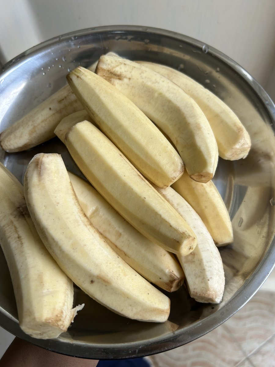 So I recently tried making Katogo in my pressure cooker👀.

I was trying to skip the time it normally takes to soften the offals via just boiling them and pressure cookers are known to shorten cooking time.

Let me know what you think of the results at the end of the 🧵.