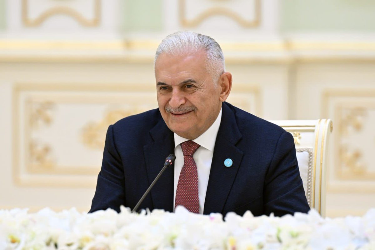 BY's tweet photo. Cumhurbaşkanı Sayın Şevket Mirziyoyev’in nazik kabullerinde, Türk Dünyası’nın birlik ve bütünlüğü konularında istişarelerde bulunduk.

Ortak akıl ve stratejik iş birliğiyle Türk devletlerinin küresel düzeyde daha güçlü bir pozisyon elde etmesi adına kararlılığımızı yineledik. https://t.co/oE3OHAsUre