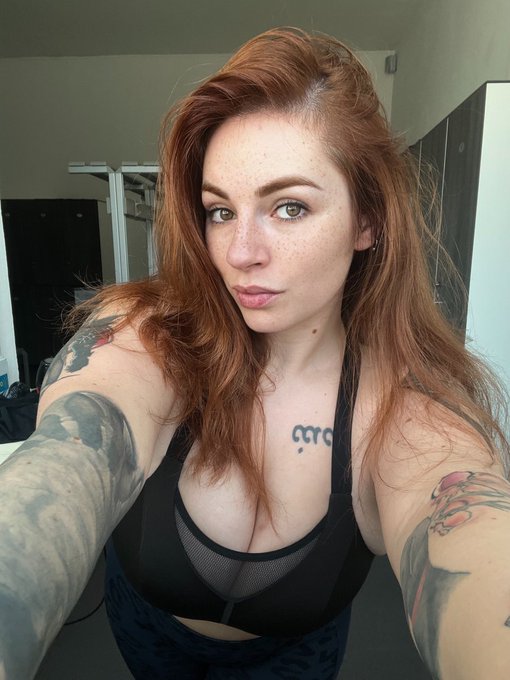 Lucelfs's tweet photo. Drop your favorite emoji if you’d hang out with me 💋 https://t.co/i6Bg08gfcx