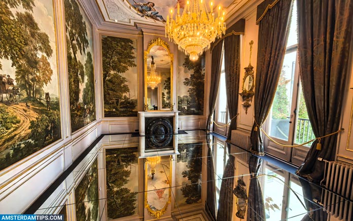 Head to Grachtenmuseum Amsterdam to see the Mirror Floor installation. The beautiful Andriessen Room is temporarily covered by mirrors giving an immersive and reflective experience. Walk over it using the slippers provided! Runs until 1st March 2026. amsterdamtips.com/museum-of-the-…