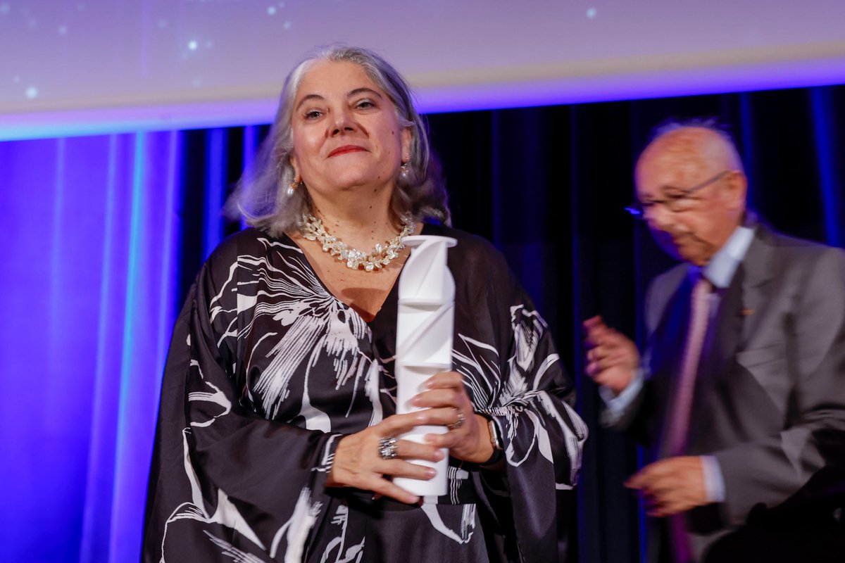 🏆La doctora Ana Fernandez-Sesma, directora del Departamento de Microbiología de la Facultad de Medicina Icahn del Hospital Mount Sinai (NY) ha sido reconocida por su trayectoria científica internacional en el campo de la virología e inmunología en los International Zendal Awards