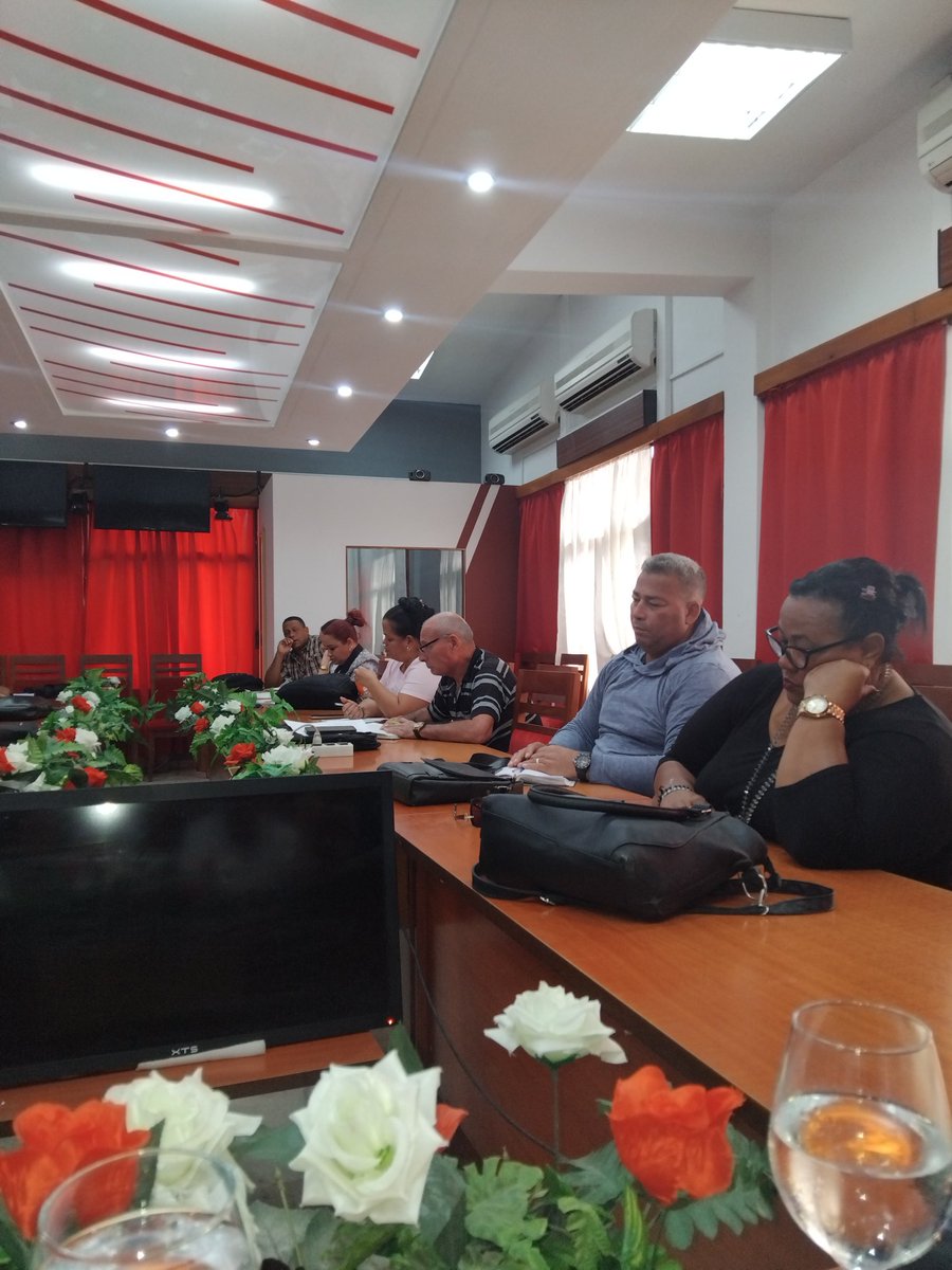 El subgrupo de alimentos en #HolguínSí desde bien temprano en la mañana evalúa acciones para continuar dando respuesta en la etapa de recuperación. #UnidosXCuba #JuntosPodemos #CubaVencerá