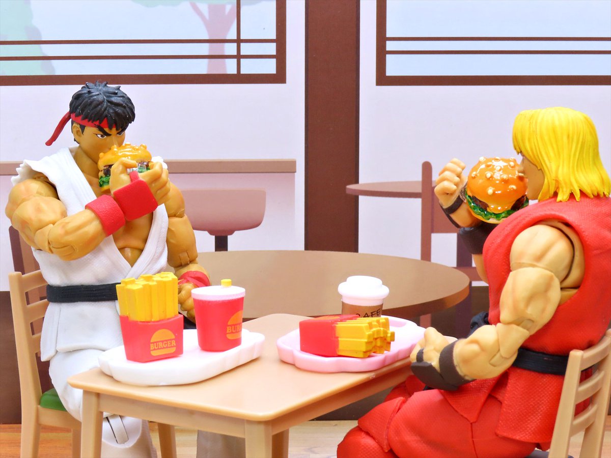 対戦後は仲良くバーガーを食べに行くリュウとケン🍔