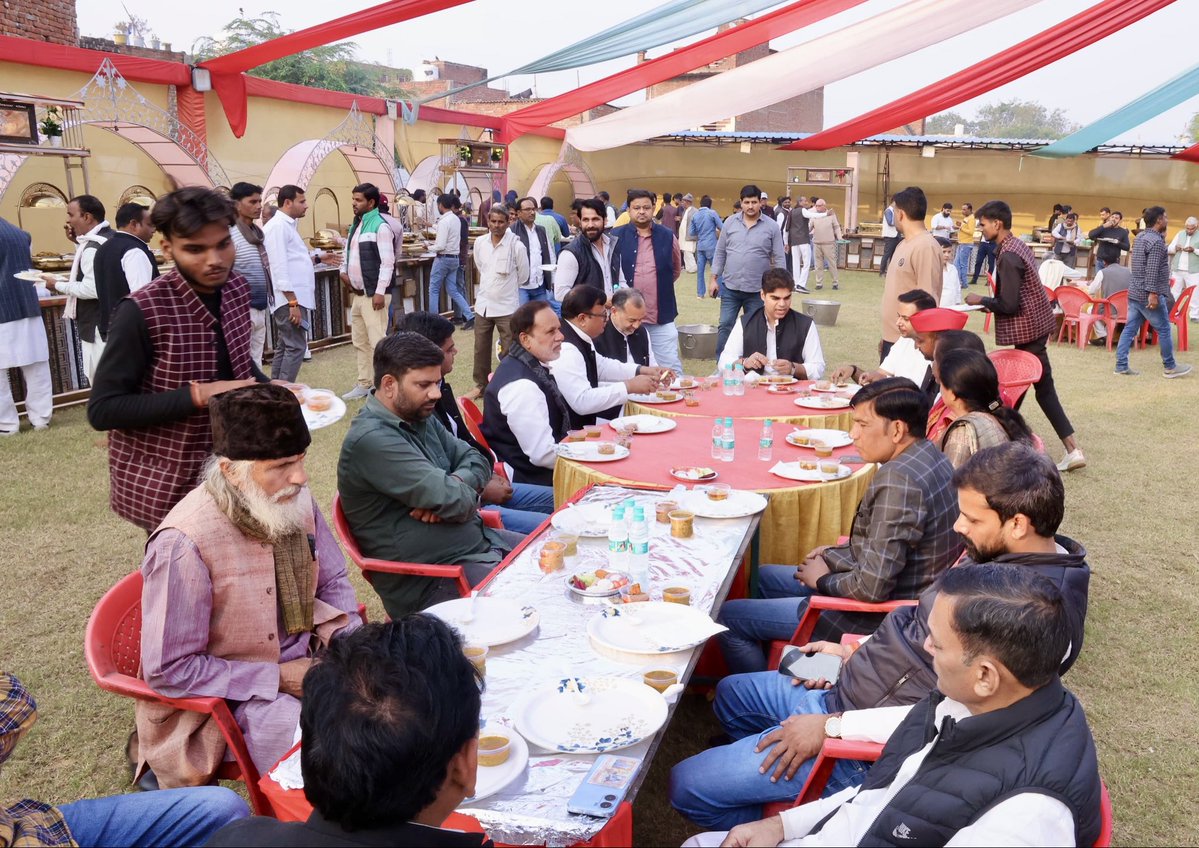 आज विधानसभा जसराना के ग्राम भंडपुरा निवासी श्री के पी सिंह यादव जी की बेटी के शादी समारोह में शामिल हुए।