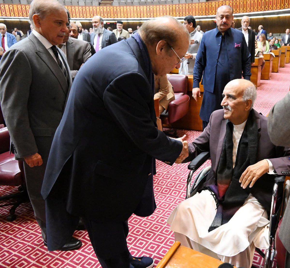 imtiazchandyo's tweet image. سیاست کتنی بے رحم ہے۔ کرسی بچانے کے لئے اسپتال سے بندے کو بھی لے آتے ہیں۔۔